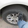 Зачем водители стучат по колесам ногой, садясь в автомобиль