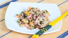 Салат из маринованного осьминога