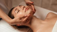 Как продлить молодость: три мощных массажа лица